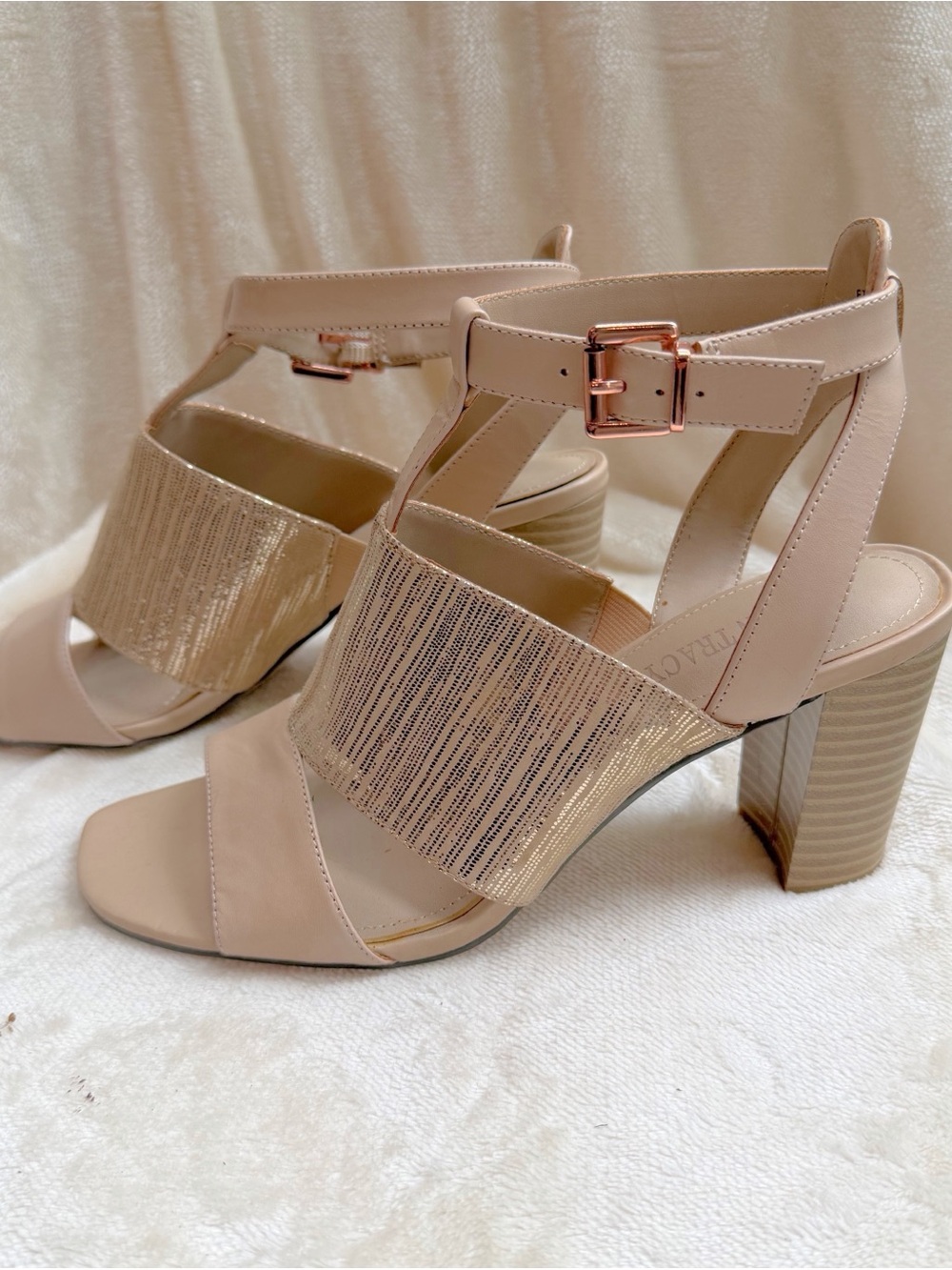 NWOT Ellen Tracy Blush Nude Block Heel Sandals with Metallic Accent